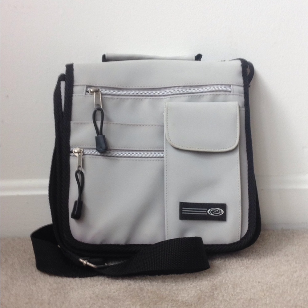 Crossbody w/cosmetic kit & wallet, Black & L.Gray